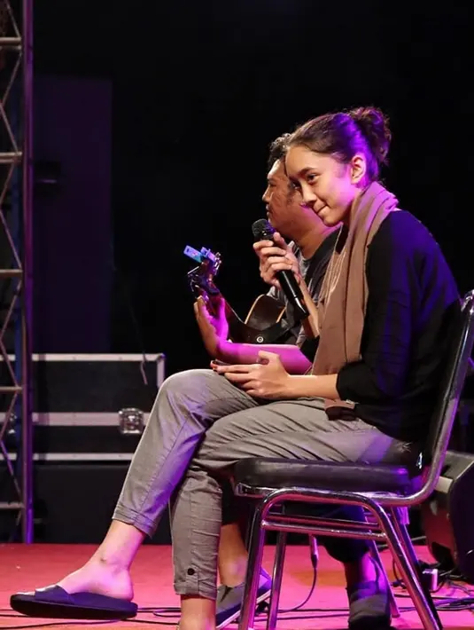 Aura bintang juga mulai terlihat dari penampilan Aishameglio. Momen ia berada di atas panggung untuk bernyanyi ini dipuji oleh warganet. Gayanya yang karismatik disebut netizen berasal dari Duta Sheila On 7. (Liputan6.com/IG/winwintolo)