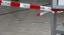 Jejak-jejak kaki dengan darah ditandai di lokasi penusukan di sebuah stasiun kereta di Grafing, Munich, Jerman selatan, Selasa (10/5). Satu orang tewas dan tiga lainnya terluka dalam serangan pisau yang dilakukan oleh seorang pria (REUTERS/Michaela Rehle)