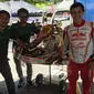 Silvano Cristian bersama tim mekanik Riser Shadaff di Malaysia (Istimewa/Liputan6.com)