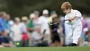 Putra Peter Malnati, Hatcher, melakukan pukulan tee pada lubang pertama pada kontes par-3 turnamen Golf Masters 2024 di Augusta National Golf Club, Augusta, Georgia, Rabu (10/04/2024). (AP Photo/Ashley Landis)