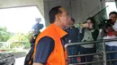 Itoc Tochija masuk ke Gedung KPK, Jakarta, Jumat (13/1). Penyidik KPK memeriksa Itoc serta istrinya Atty Suharti Tochija terkait kasus suap untuk ijon proyek pembangunan tahap II Pasar Atas Baru Cimahi bernilai Rp57 miliar. (Liputan6.com/Helmi Afandi)