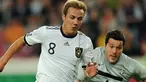 Gelandang Timnas Jerman Mario Gotze (kiri) melewati kiper Timnas Brasil Julio Cesar untuk mencetak gol pada laga persahabatan di Stuttgart, Jerman, 10 Agustus 2011. AFP PHOTO/CHRISTOF STACHE