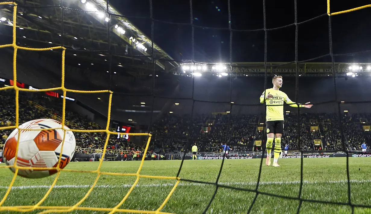 Rangers makin menunjukkan dominasinya babak kedua dengan gol dari John Lundstram serta gol bunuh diri Dan-Axel Zagadou. (AP/Martin Meissner)
