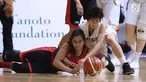 Pebasket putri Indonesia, Christine Aldora Tjundawan (kiri) berebut bola dengan pemain Korea, Park Hye Yon pada babak penyisihan Grup X Basket Putri Asian Games 2018 di Jakarta, Rabu (15/8). Indonesia kalah 40-108. (Liputan6.com/Helmi Fithriansyah)