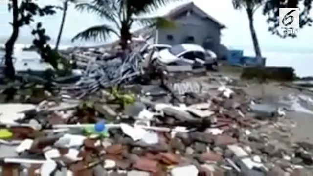 Tsunami yang menghantam pantai di Banten menyebabkan 43 orang tewas, dan 584 lainnya terluka.