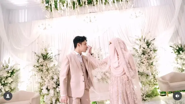 6 Potret Gamis Tinandrose di Resepsi Nikah, Nuansa Dusty Pink Berhias Payet