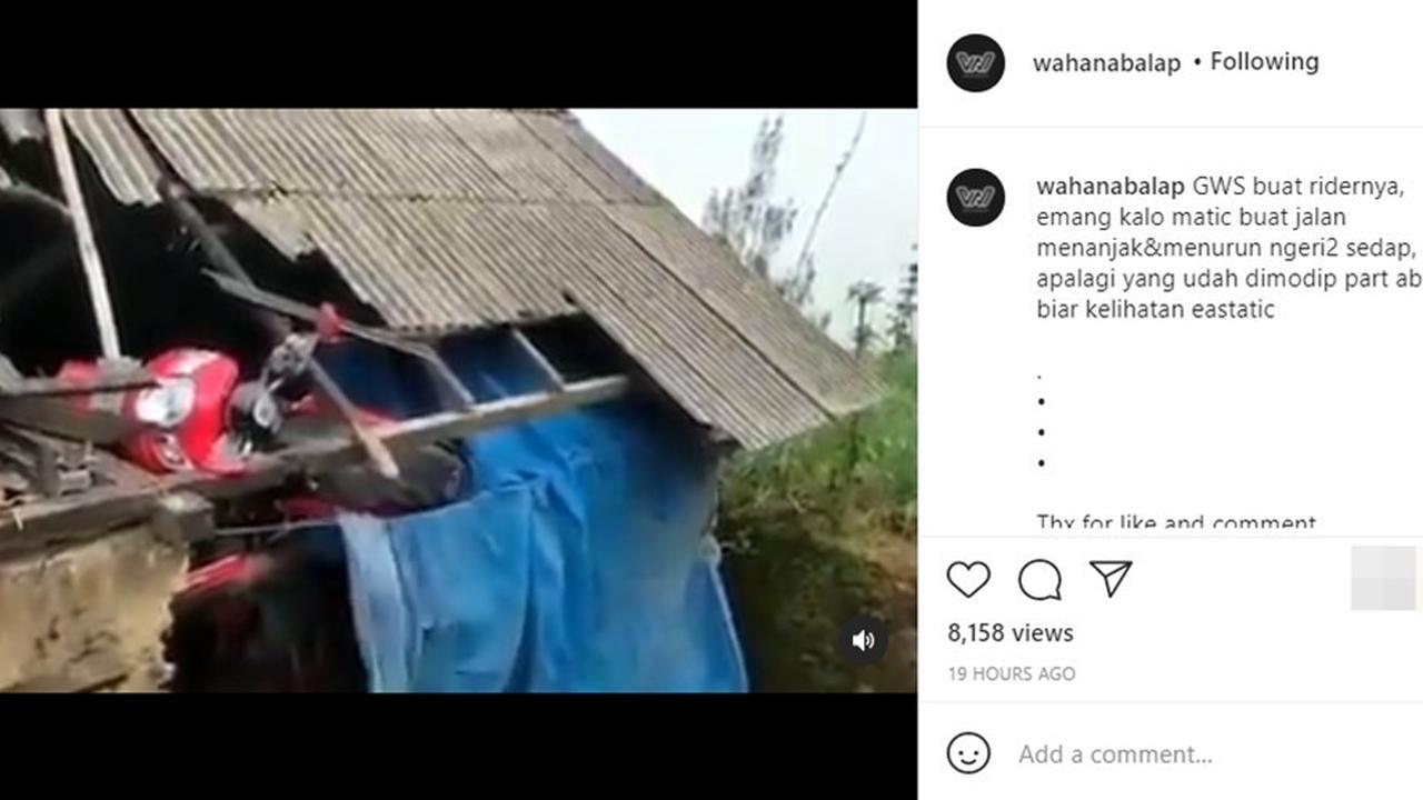 Honda Scoopy nyangkut di atap rumah (Instagram/@wahanabalap)