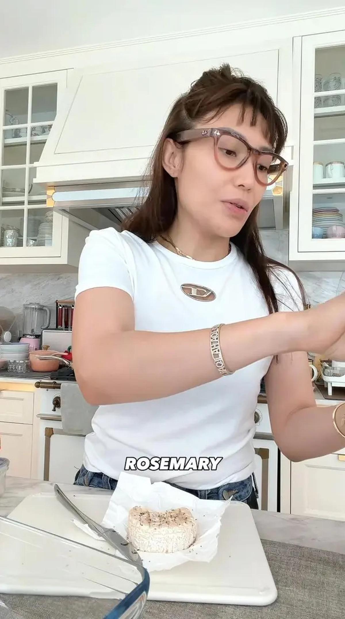 6 Potret Dapur di Rumah Ayu Dewi, Nuansa Putihnya Bikin Betah