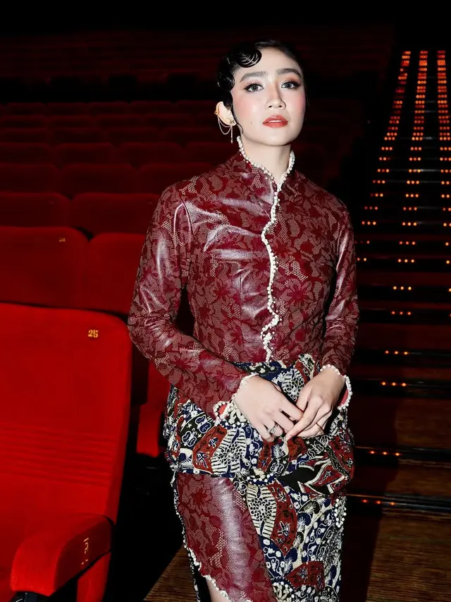 Febby Rastanty Bernuansa Wastra saat Gala Premier Film Horor Terbaru. [@febbyrastanty]