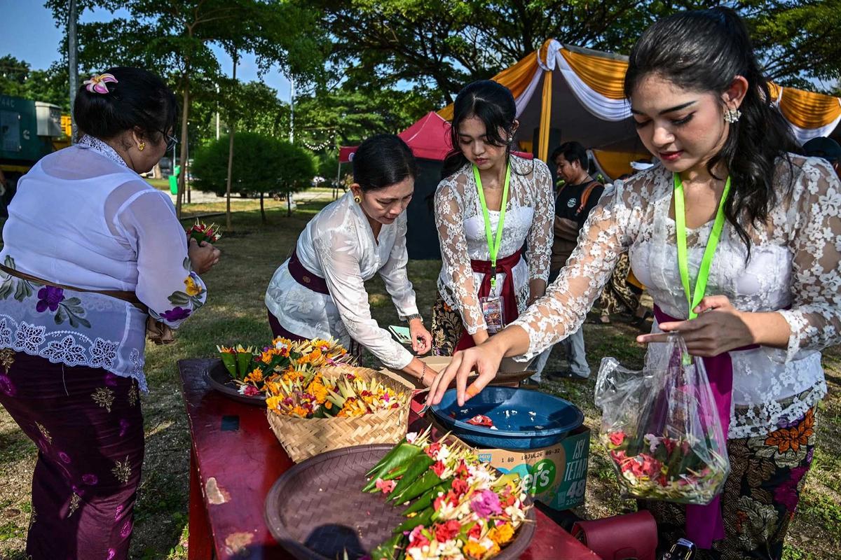FOTO: Umat Hindu Gelar Ritual Melasti di Pantai Kenjeran Surabaya