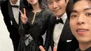 Artis BH Entertainment juga foto bareng di belakang panggung. Mereka tampak sangat kompak. (Foto: Instagram/ bhent_official_)