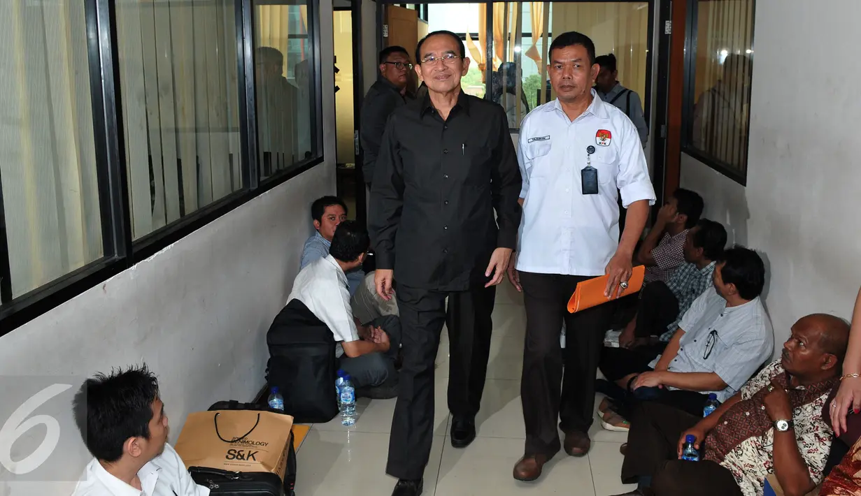 Suryadharma Ali (SDA) usai menjalani sidang lanjutan di Pengadilan Tipikor Jakarta, Senin (14/9). JPU KPK menolak keberatan yang diajukan SDA pada eksepsi yang dibacakan pekan lalu terkait korupsi penyelenggaraan ibadah haji.(Liputan6.com/Andrian M Tunay)
