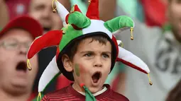 Seorang fans cilik dari Portugal berteriak memberikan semangat kepada timnya saat melawan Kroasia pada Piala Eropa 2016 di Stadion Bollaert-Delelis, Lens, (25/6/2016). (AFP/Philippe Huguen)