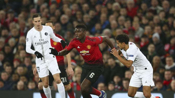 Gelandang Manchester United, Paul Pogba, berduel dengan gelandang Paris Saint-Germain, Marquinhos, pada leg pertama 16 Besar Liga Champions di Old Trafford, Rabu (12/2/2019) malam waktu setempat.  (AP Photo/Dave Thompson)