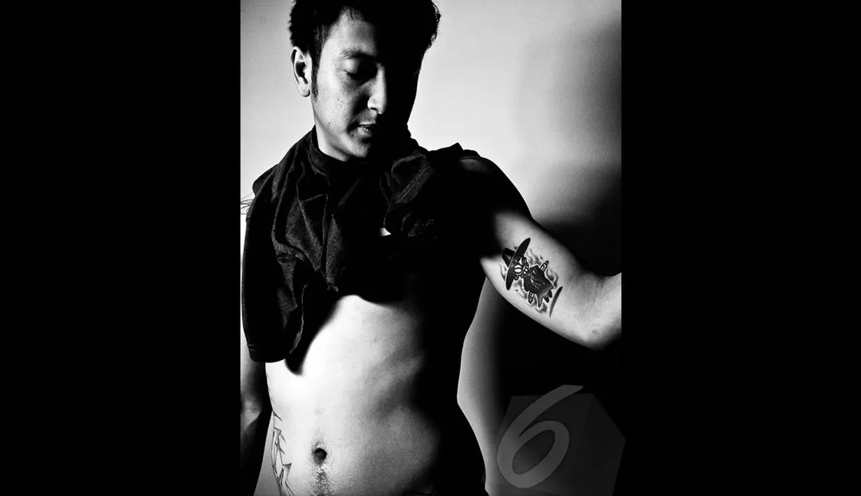  Pria kelahiran 10 September 1988 ini memperlihatkan tato di lengan kirinya, Jakarta, Senin (16/6/2014) (Liputan6.com/Faisal R Syam)