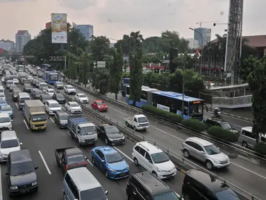 Kepadatan arus kendaraan saat melintas di Tol Dalam Kota, Jakarta, Kamis (7/6). Jasa Marga memprediksi sekitar 1,4 juta kendaraan akan keluar dari Jakarta saat arus mudik Lebaran tahun ini. (Merdeka.com/Iqbal S. Nugroho)