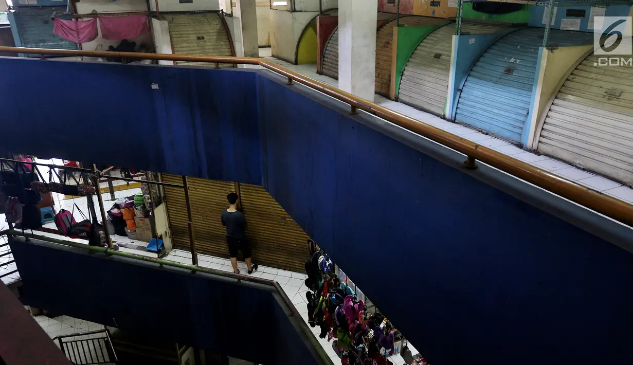 Sejumlah kios Blok G Pasar Tanah Abang terlihat tutup, Jakarta, Rabu (7/3). Sebelum dirobohkan, Pemerintah Provinsi DKI harus memastikan terlebih dulu relokasi pedagang di Blok G Pasar Tanah Abang sudah bisa dilakukan. (Liputan6.com/Johan Tallo)