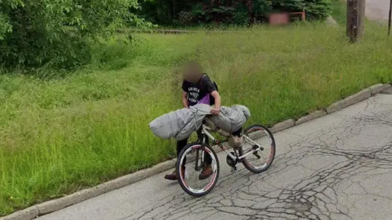 Pengunggah gambar tersebut, yang hanya dikenal sebagai Tami, membagikan foto pada Juni 2019 yang menunjukkan seorang pria mendorong sepeda di sepanjang Kent Street di Akron, Ohio.