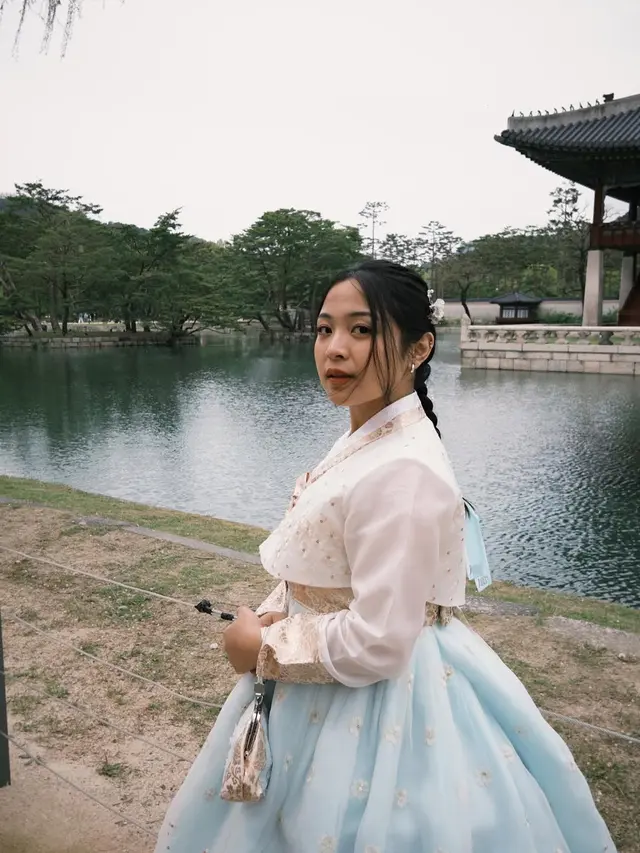 Sisi Lain Bernadya Ribka yang Tampil Anggun Berbalut Hanbok Bernuansa Cerah