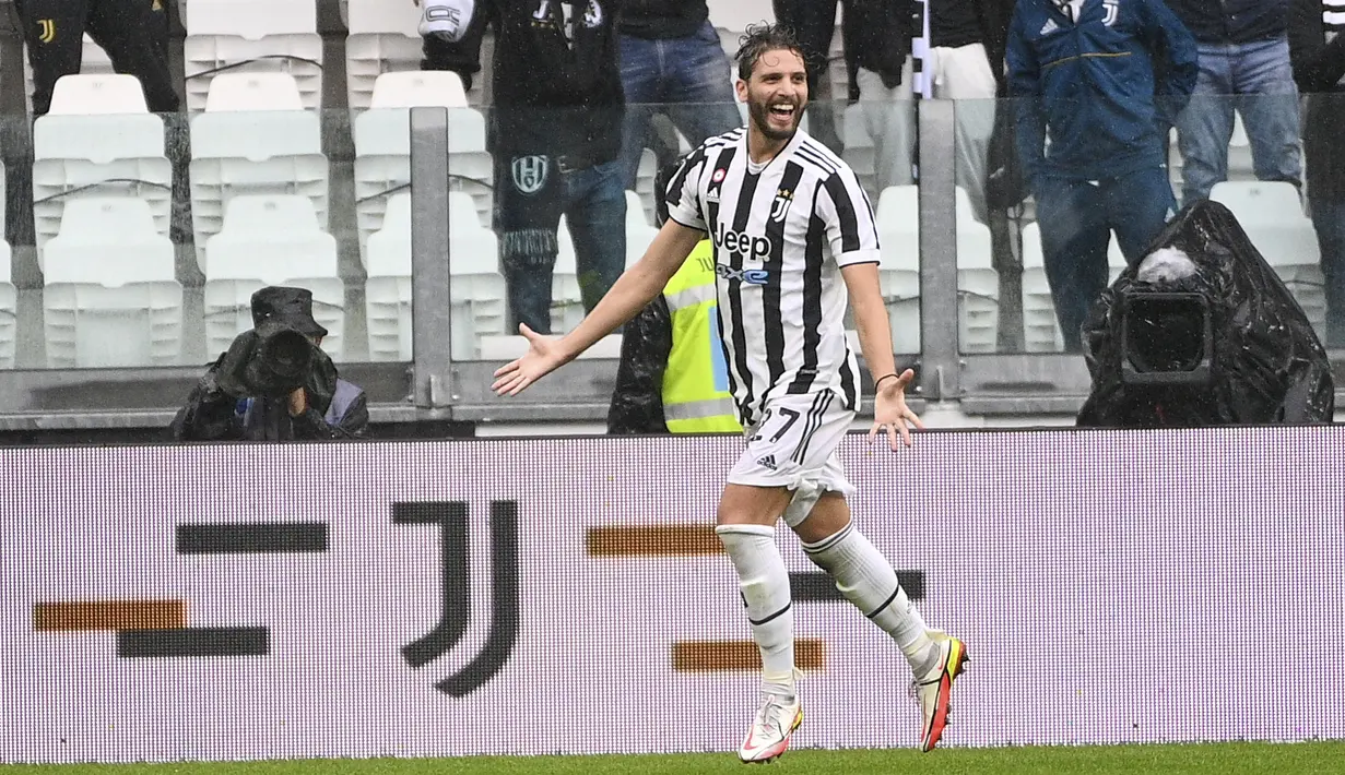 Gelandang Juventus, Manuel Locatelli berselebrasi usai mencetak gol ke gawang Sampdoria pada pertandingan Liga Serie A Italia di Allianz Stadium di Turin, Italia, Minggu (26/9/2021). Kemenang ini mengantar Juventus naik ke posisi delapan dalam klasemen sementara. (Marco Alpozzi/LaPresse via AP)
