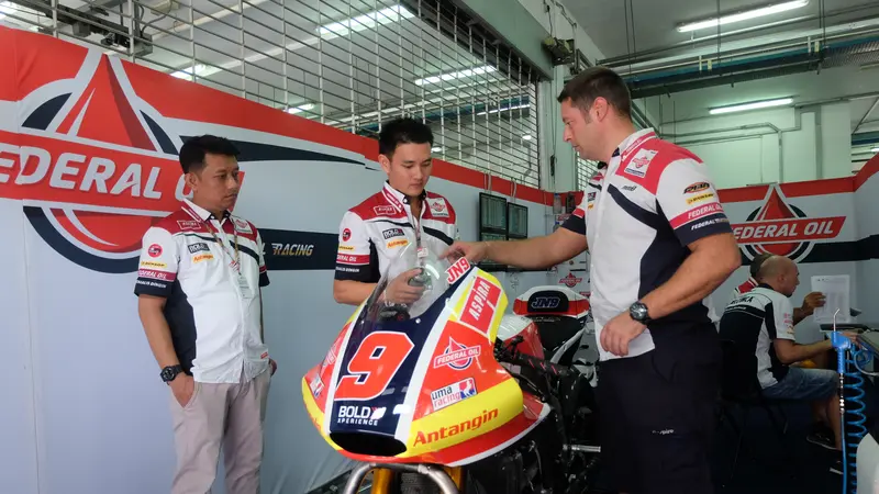 Toni dan Tim Federal Oil Gresini Moto2