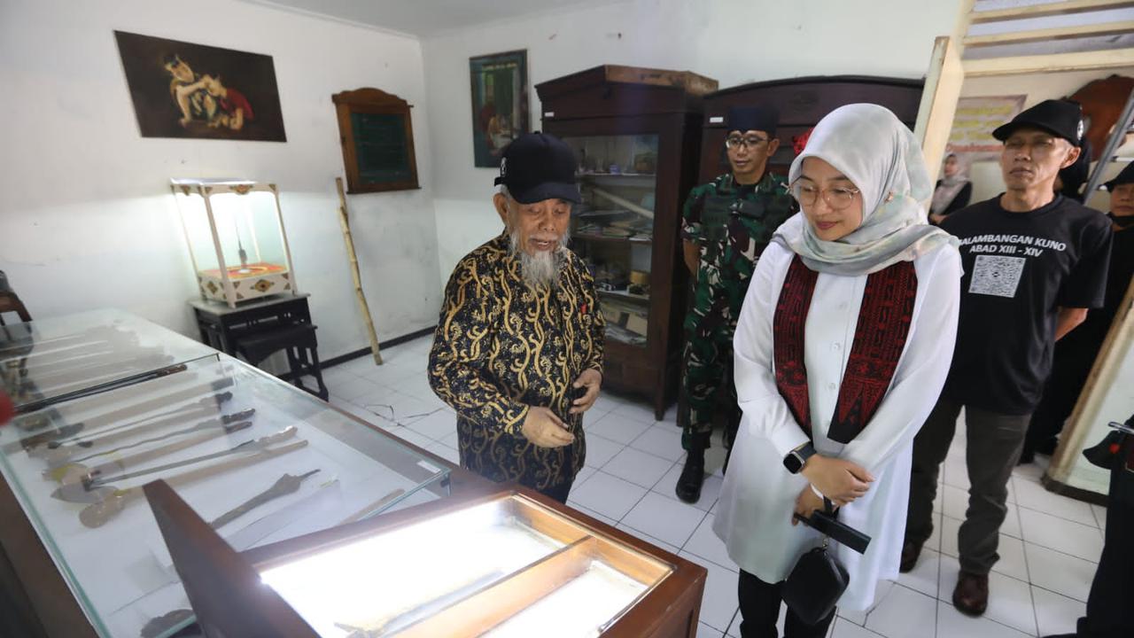 Bupati Banyuwangi Ipuk Fiestiandani melihat koleksi museum Omahseum yang menyajikan peninggalan sejarah di Banyuwangi (Istimewa)