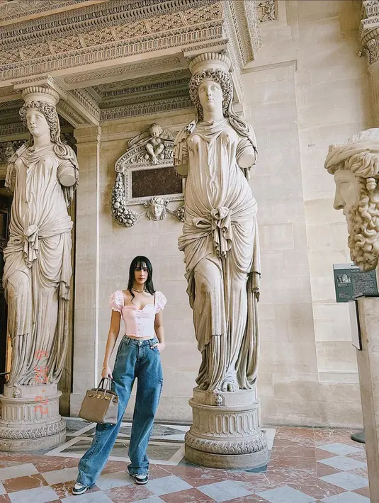 Style Anya Geraldine ala cewek kue itu pun menuai pujian hingga disebut bak barbie. Cewek kue adalah sebutan untuk cewek bergaya mengenakan outfit berwarna cerah atau colorfull. (Instagram/anyageraldine)