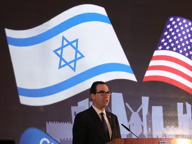 Menteri Keuangan AS, Steve Mnuchin memberi pidato ketika menghadiri peresmian Kedutaan Besar AS di Yerusalem, Minggu (13/5). Para pejabat penting AS bersikeras masih bisa mendorong meneruskan proses perdamaian Israel-Palestina. (Gali Tibbon/AFP)