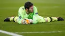 Kiper Celtic, Craig Gordon terpukul atas kekalahan timnya saat bertandang ke markas Paris Saint-Germain di Parc des Princes, Kamis (23/11). PSG meraih kemenangan telak dengan skor 7-1. (AP/Christophe Ena)