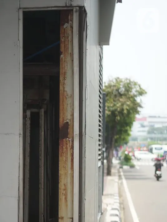 Kondisi lift orang berkebutuhan khusus yang terbengkalai di JPO Sarinah, Jakarta, Selasa (10/11/2020). Meskipun sangat berguna, namun lift yang telah lama rusak tersebut tidak kunjung diperbaiki sehingga memersulit akses bagi warga berkebutuhan khusus. (Liputan6.com/Immanuel Antonius)