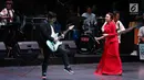 Aksi Penyanyi Rossa saat tampil menghibur peserta forum Indonesia Young Entrepreneur Summit 2018 di Ciputra Artpreneur World, Jakarta, Minggu (28/10). Rossa membawakan enam lagu andalannya. (Liputan6.com/Fery Pradolo)