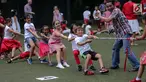 Sejumlah siswa TK dan Sekolah Dasar Jakarta Intercultural School (JIS) mengikuti lomba tarik tambang di Kampus JIS Pattimura, Jakarta, Rabu (16/8). JIS menggelar lomba permainan tradisional khas perayaan 17 Agustus. (Liputan6.com/Faizal Fanani)