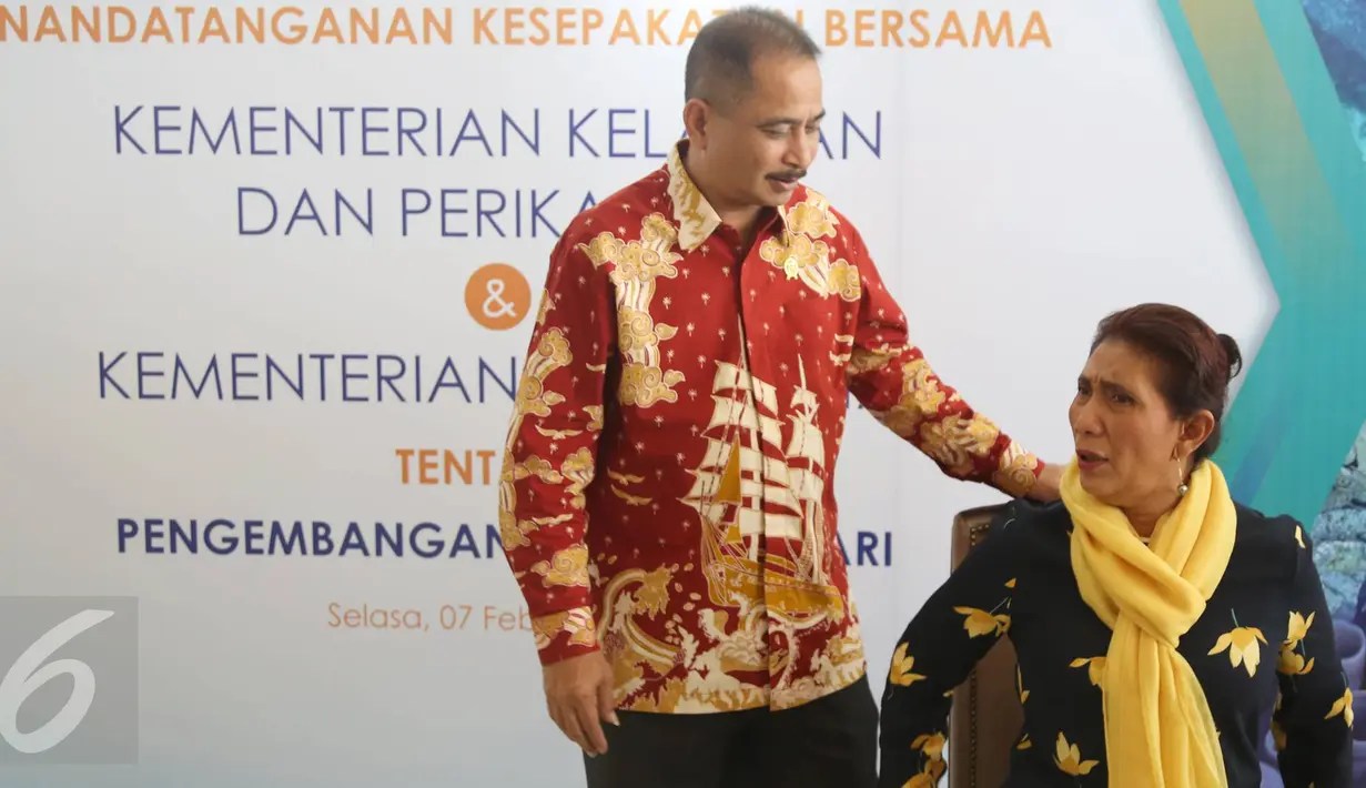 Menteri Pariwisata Arief Yahya berbincang dengan Menteri Kelautan dan Perikanan Susi Pudjiastuti saat menghadiri penandatanganan kerja sama pengembangan wisata bahari antara Kemenpar dan KKP di Jakarta, Selasa (7/2). (Liputan6.com/Immanuel Antonius)