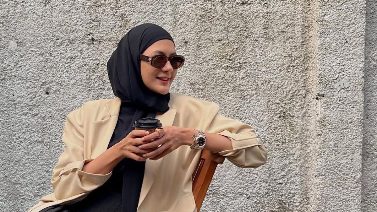 Mix &amp; Match Blazer ala Paula Verhoeven, Ini Inspirasi Padu Padan Formal Look yang Tetap Modis dan Relatable