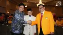 Menteri Perindustrian RI Airlangga Hartarto (kiri), Ketua Dewan Kehormatan Partai Golkar, BJ Habibie (tengah) bersama Ketua Umum Kosgoro 1957 Agung Laksono saat pembukaan Mukernas Kosgoro 1957 di Jakarta, Selasa (12/12). (Liputan6.com/Helmi Fithriansyah)