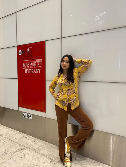 Padu padankan kebaya kutubaru motif floral dan celana corduroy serta sneakers warna senada. [Instagram/tissabiani].