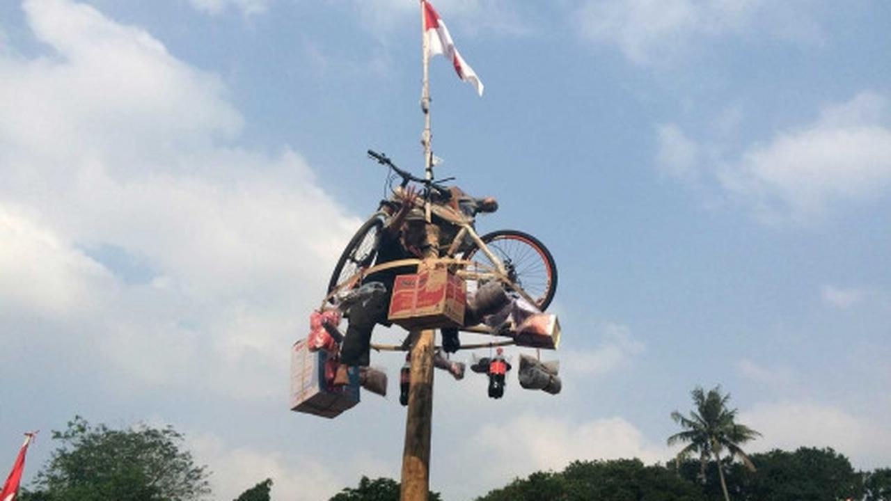 Lomba panjat pinang meriahkan Pesta Rakyat di Ciliwung