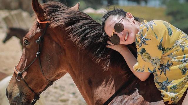 7 Potret Liburan Ririn Ekawati di Sumba, Bagi Vitamin Untuk Warga Setempat