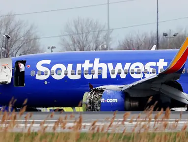 Pesawat Southwest Airlines mendarat darurat di Bandara Internasional Philadelphia akibat kerusakan pada mesin, Selasa (17/4). Pesawat jenis Boeing 737 itu mendarat darurat dengan tutup mesin kiri sobek. (David Maialetti /The Philadelphia Inquirer via AP)