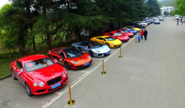 Lamborghini buat jemput para tamu | Photo: Copyright shanghaiist.com 