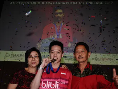 Pebulutangkis Kevin Sanjaya Sukamuljo (tengah) bersama orang tuanya usai penyerahan bonus juara All England 2017, Jakarta, Rabu (22/3). Pebulutangkis ganda, Kevin Sanjaya/Marcus F Gideon meraih juara All England 2017. (Liputan6.com/Helmi Fithriansyah) 