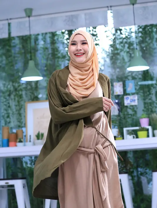 Motor Zaskia sebenarnya sudah dibawa, lantaran maling diteriaki oleh penjaga rumahnya, motor pun ditinggal di ujung gang. Malingnya langsung lari meninggalkan motor pemeran sinetron Para Pencari Tuhan itu. (Adrian Putra/Bintang.com)