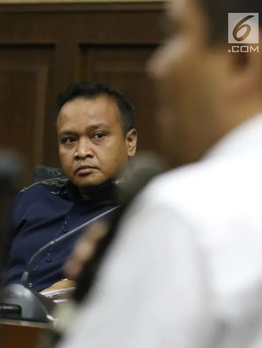 Terdakwa dugaan korupsi pengadaan e-KTP, Irvanto Hendra Pambudi menyimakjawaban saksi pada sidang lanjutan di Pengadilan Tipikor, Jakarta, Selasa (2/10). Sidang mendengar keterangan saksi. (Liputan6.com/Helmi Fithriansyah)