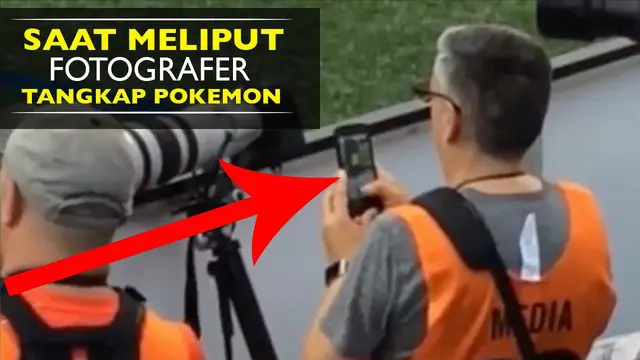 Video Fotografer sedang bermain Pokemon GO, saat istirahat jelang babak ke dua pada laga  New York Cosmos melawan Jacksonville Armada.