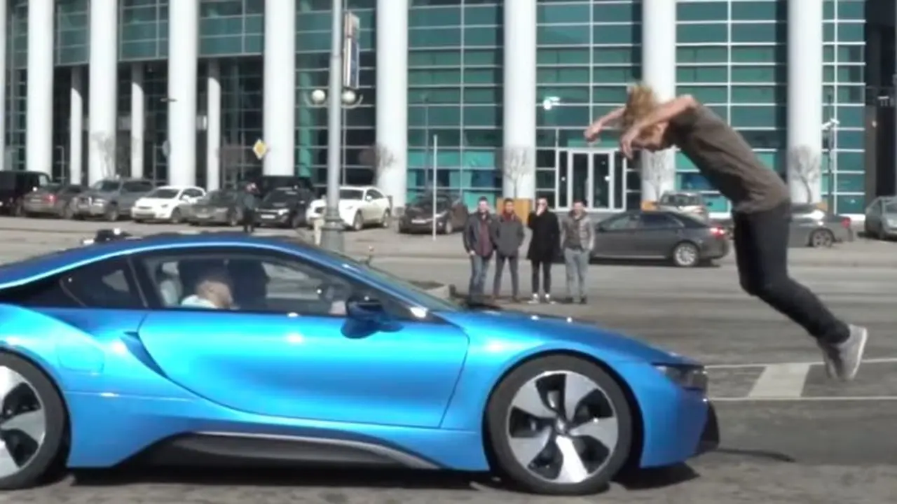 Lompati BMW i8