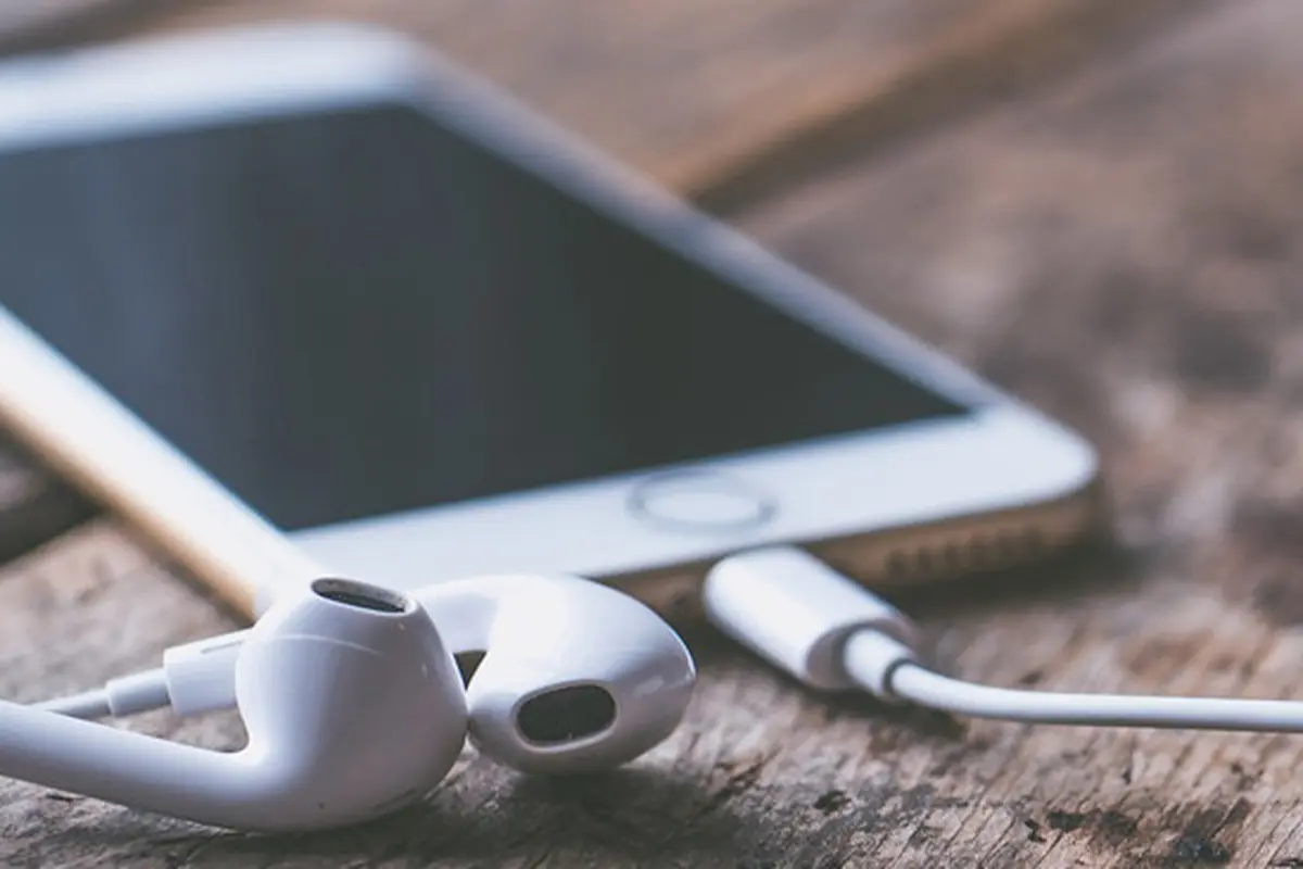 Pakai Earphone Saat Smartphone di Cas, Nyawa Gadis Ini Melayang