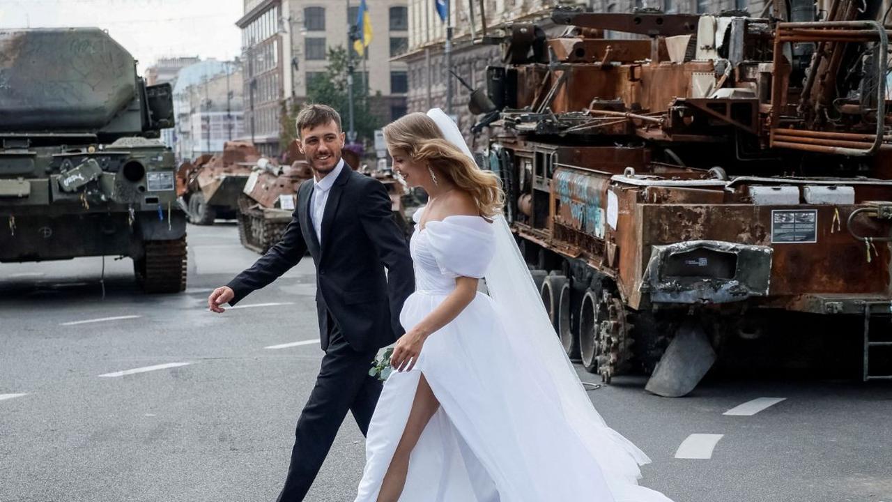 Selain itu, pameran ini juga menarik perhatian sepasangan pengantin yang baru menikah di dekat kawasan itu.

Mereka tampak menikmati jalan-jalannya, dan berfoto di antara kendaraan militer Rusia yang sudah tak berfungsi itu.