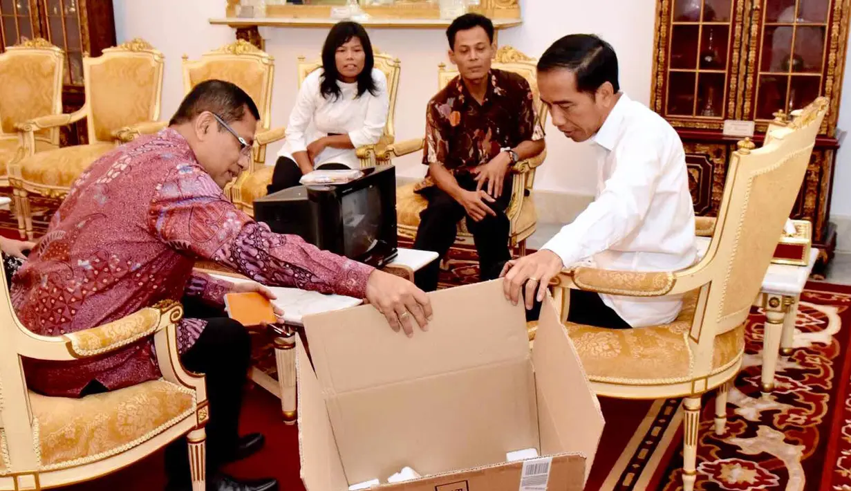 Ketika menghadap Presiden Joko Widodo, selain didampingi Menteri Perindustrian  Saleh Husin, Kusrin juga membawa serta istrinya serta satu buah TV hasil karyanya yang diberi merk MAXREEN, Jakarta, Senin (25/1/2016). (Foto : Agus Suparto)