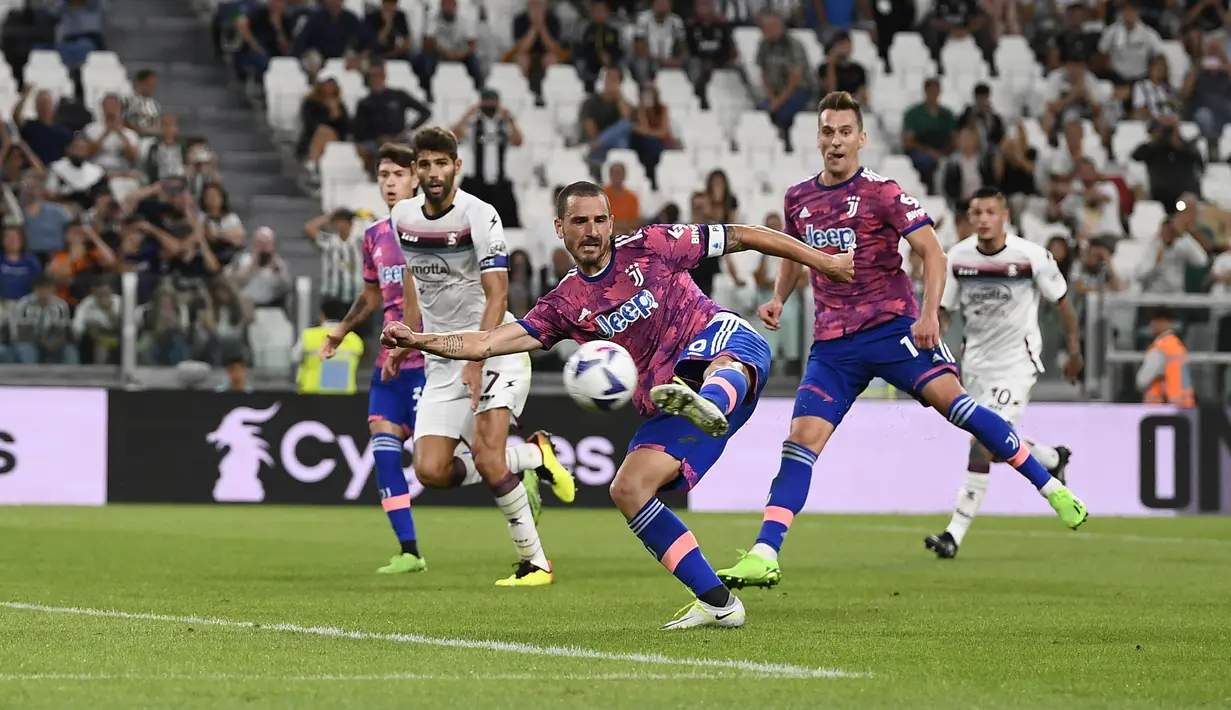Bek Juventus Leonardo Bonucci mencetak gol ke gawang Salernitana pada pekan keenam Liga Italia Serie A musim 2022/2023 di Allianz Stadium, Senin (12/8/2022) dini hari WIB. Sempat tertinggal dua gol, Juventus mampu menyamakan menjadi 2-2. (Fabio Ferrari/LaPresse via AP)