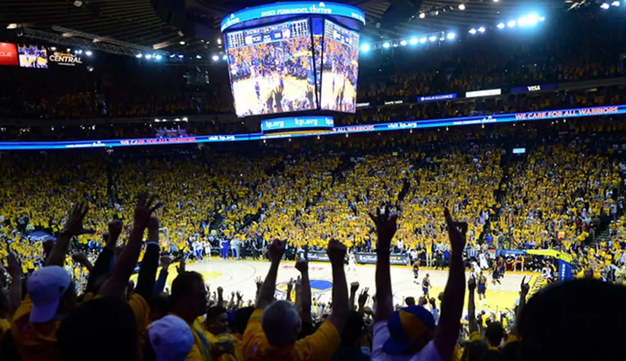 Selebrasi kemenangan fans Golden State Warriors atas Cleveland Cavaliers digim pertama pada final NBA 2015. (AFP/Frederic J Brown) 